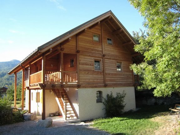 In Vallouise Centre, Apt. Meleze is an independent apartment with 2 bedrooms, situated on the first & second floor of chalet Chabrand